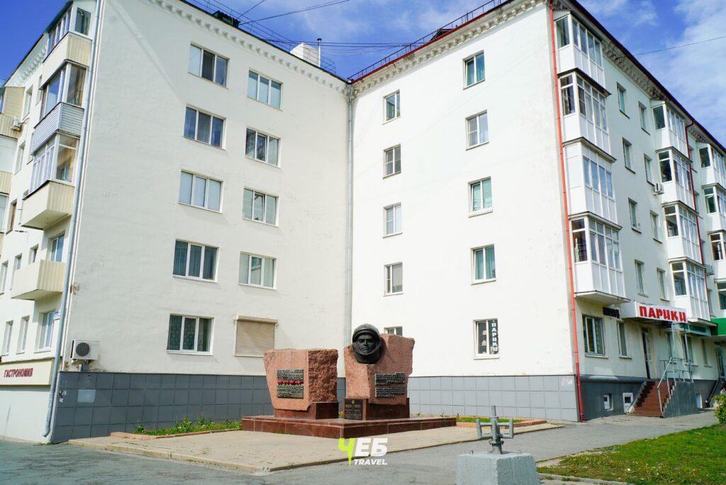 Бюст Андрияну Николаеву