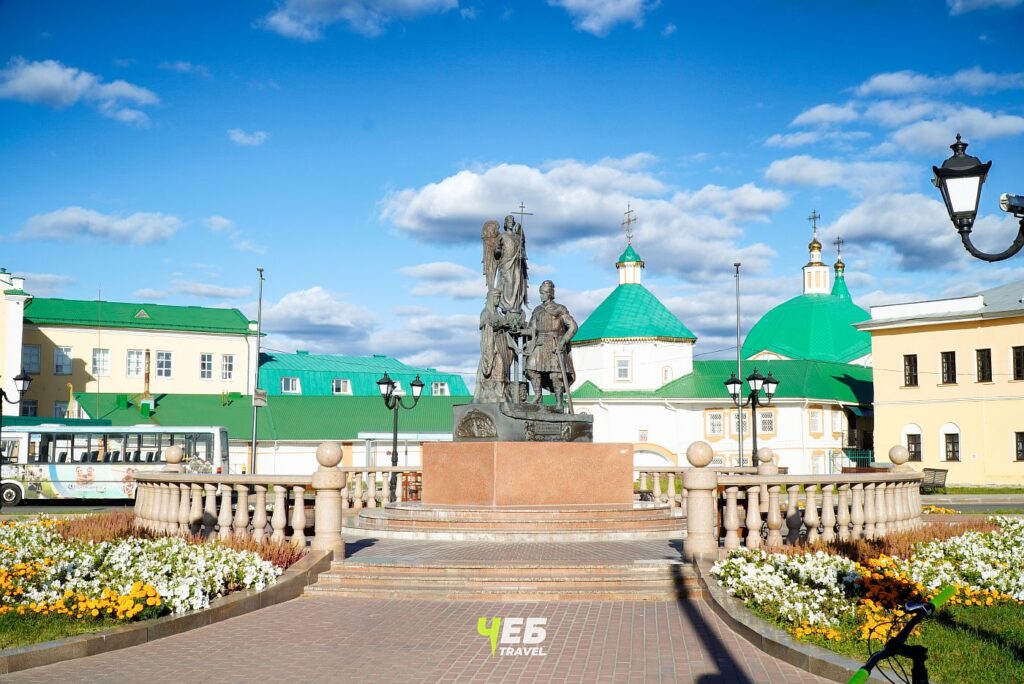 Памятник святым Петру и Февронии Муромским