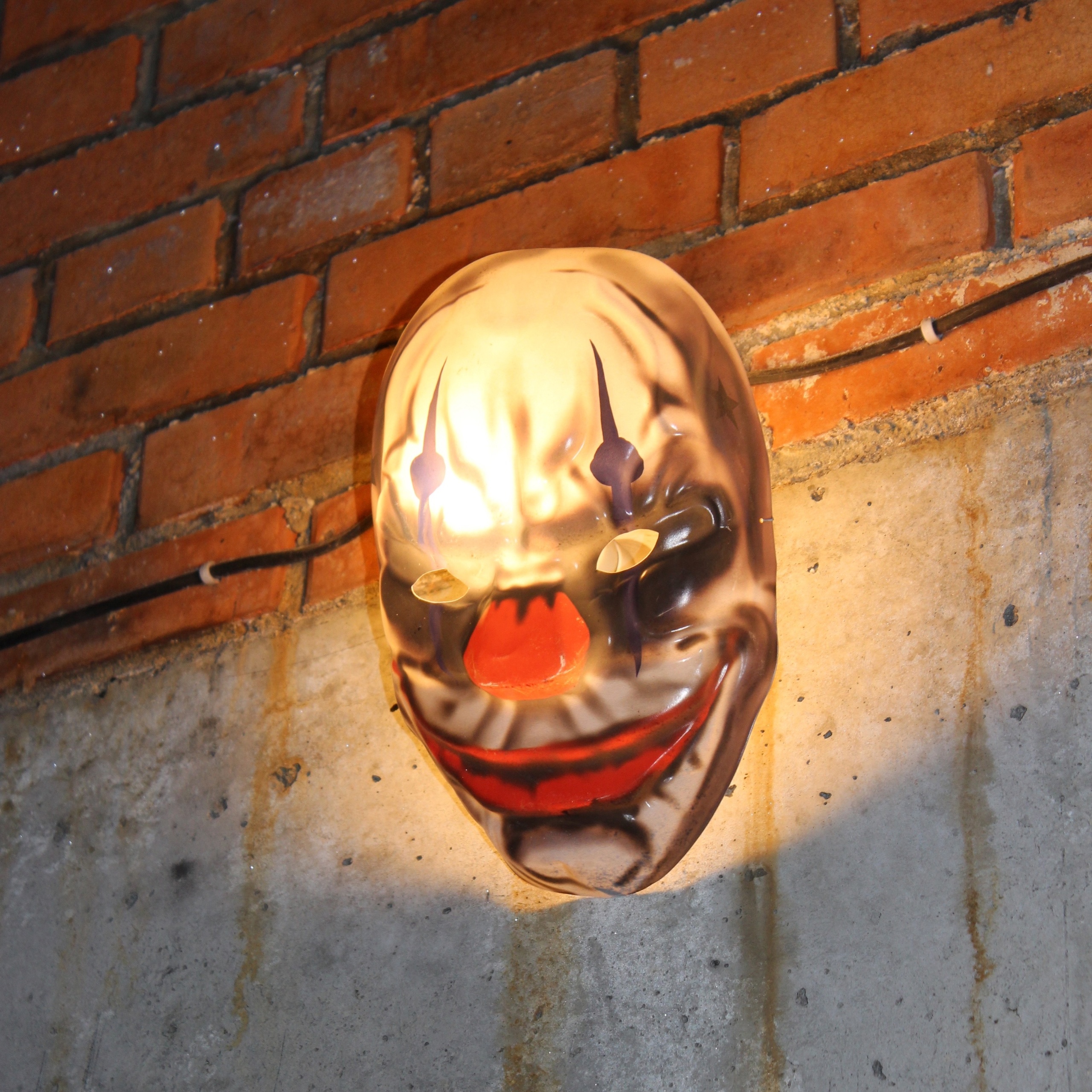 страшная маска на стене