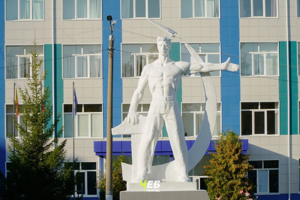 Статуя труженика