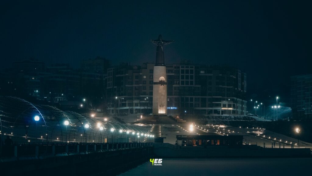 Красная площадь - Монумент Матери-Покровительнице - ночью зимой