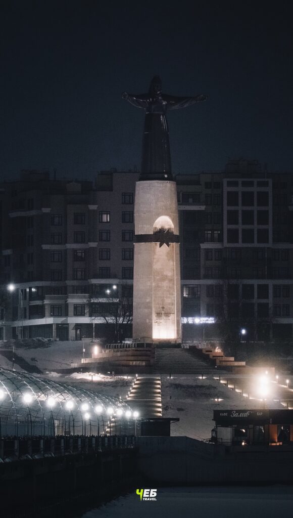 Красная площадь - Монумент Матери-Покровительнице - ночью зимой