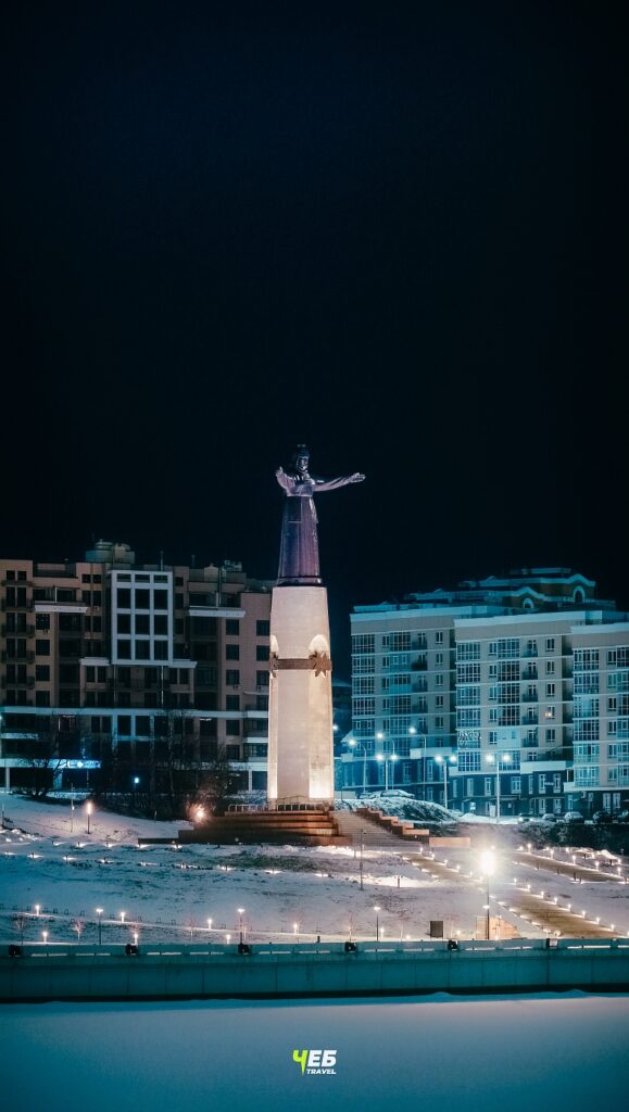 Красная площадь - Монумент Матери-Покровительнице - ночью зимой Чебоксары 