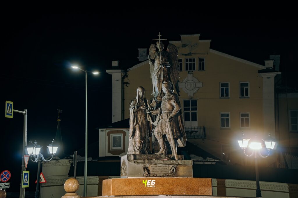 Памятник Святым Петру и Февронии Муромским - Чебоксары - зимой ночью 