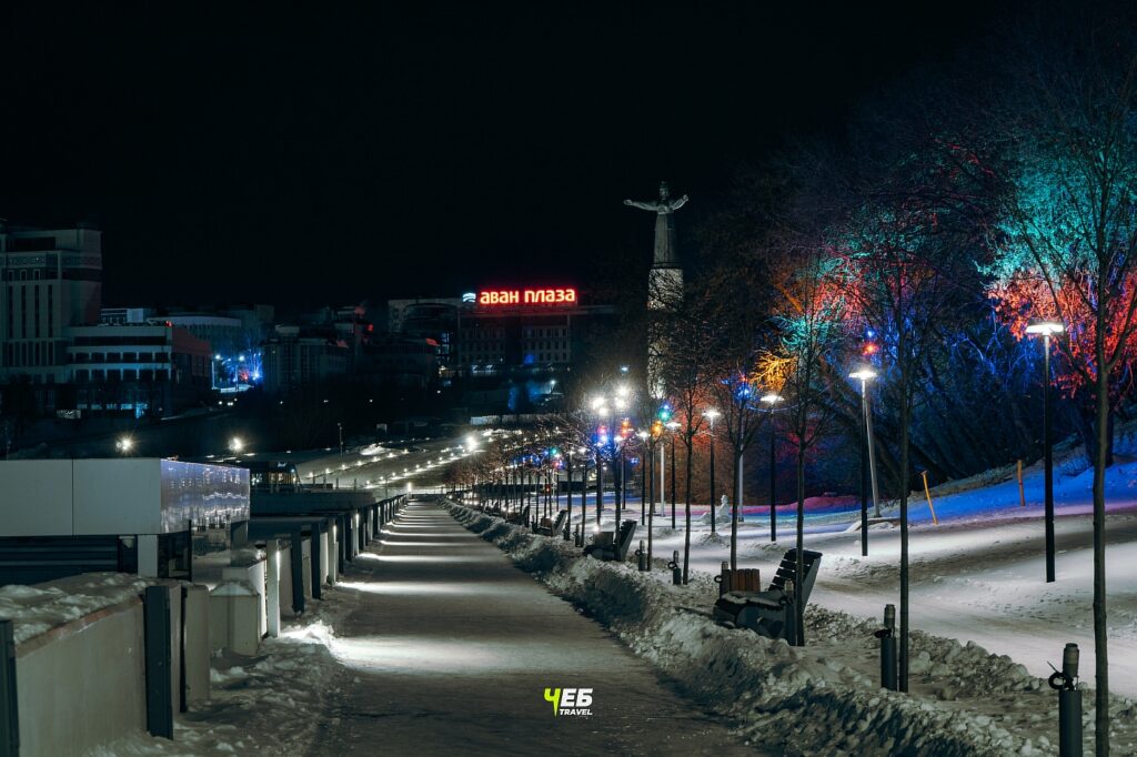 Красная площадь - Монумент Матери-Покровительнице - ночью зимой