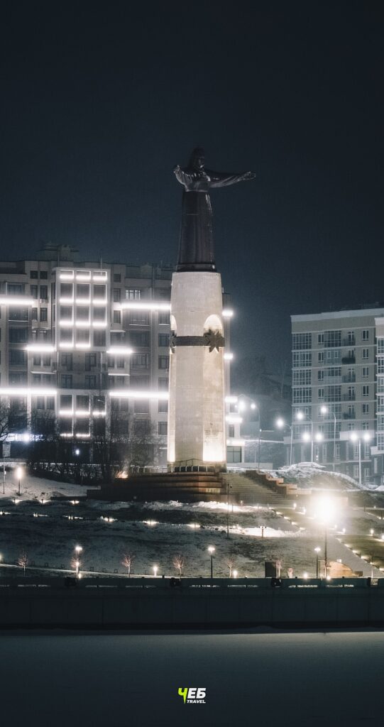 Красная площадь - Монумент Матери-Покровительнице зимой ночью 